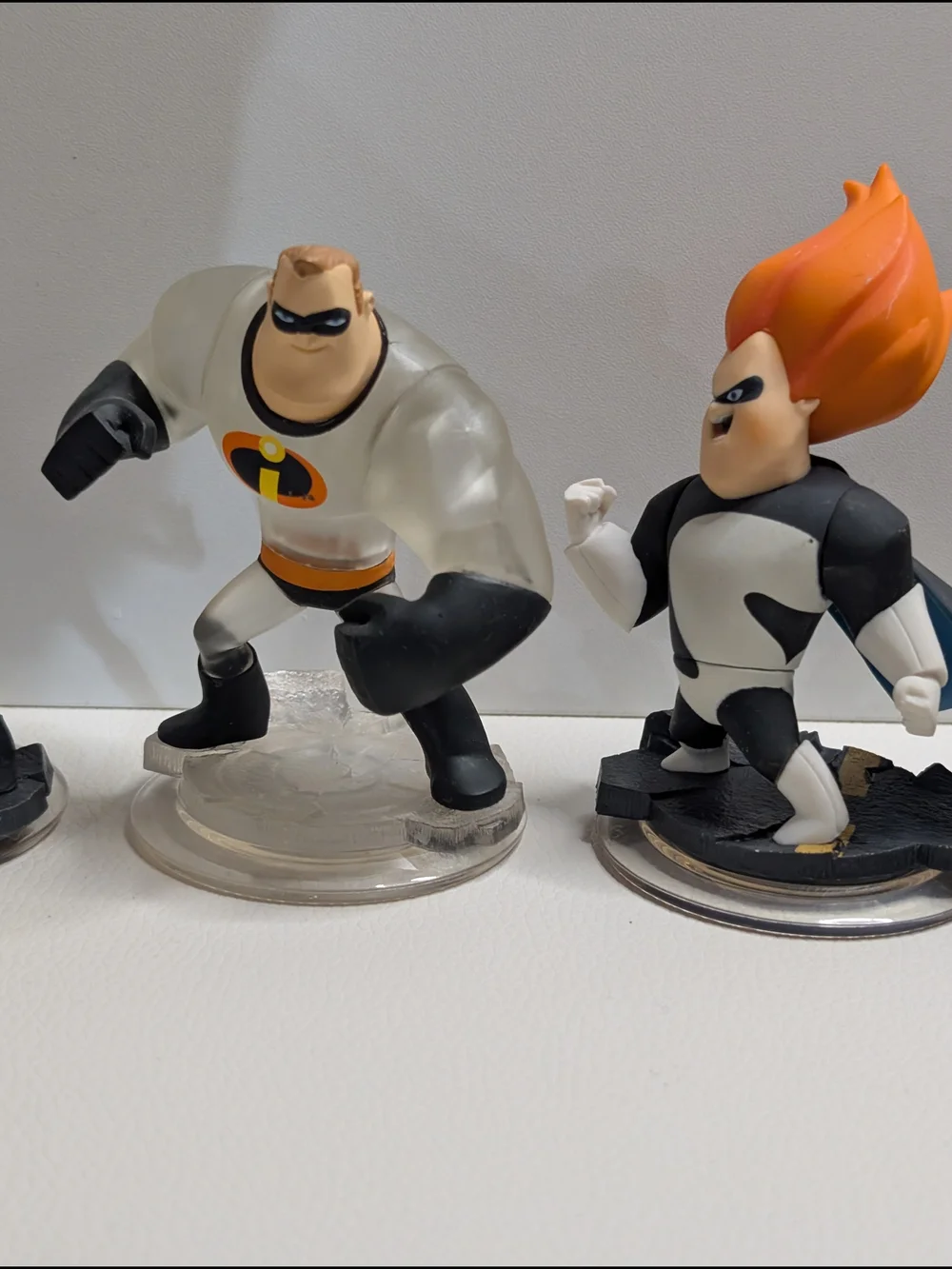 Disney Infinity The Incredibles Game Pieces Mr. Incredible, And Four Other